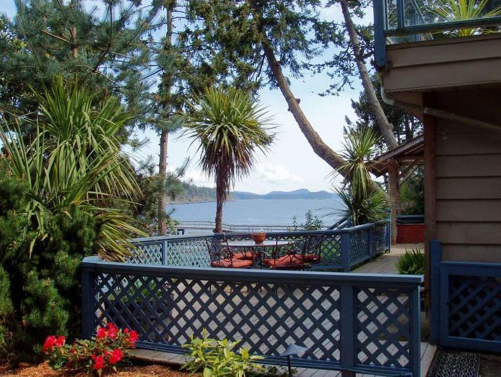 Arbutus Point Oceanfront B And B Long Harbour Exterior photo