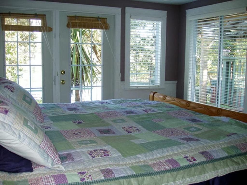 Arbutus Point Oceanfront B And B Long Harbour Room photo